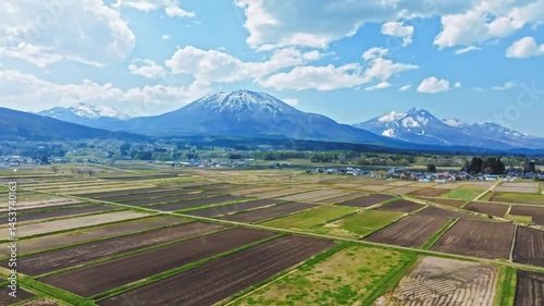 長野県信濃町の美しい空撮映像｜黒姫山と妙高山・飯縄山を望む5月の田園風景