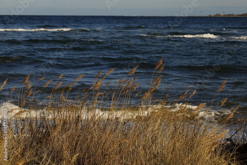 Erholsamer Strandspaziergang bei Wind, Sonne, Kälte, Sturm und Wellen bei untergehender Sonne