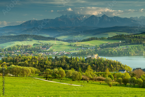 Fototapeta Naklejka Na Ścianę i Meble -  Panoramic View of Czorsztyn Castle and Lake with Tatra Mountains