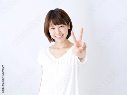 ピースサインの若い日本人女性　AI生成画像 