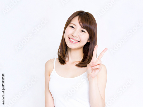 ピースサインの若い日本人女性　AI生成画像 