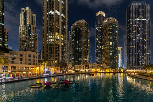 Obraz na płótnie Skyline in Dubai beleuchtete Skyline w salonie