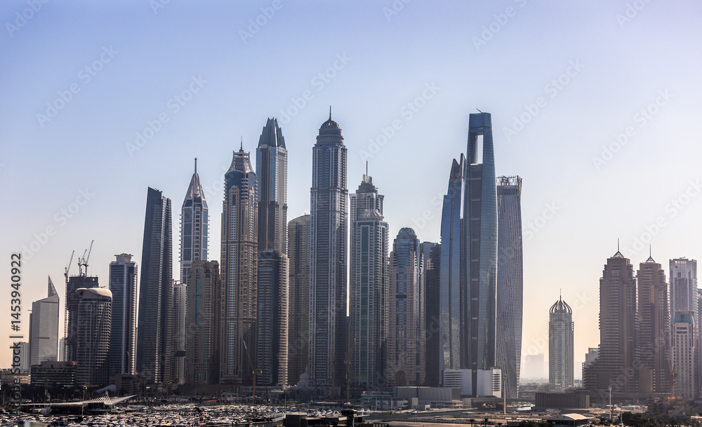 Hochhäuser im Hafen von Dubai im Sonnenaufgang
