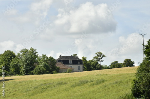 Prairie en pente près du château abandonné de Vendoire au Périgord Vert 