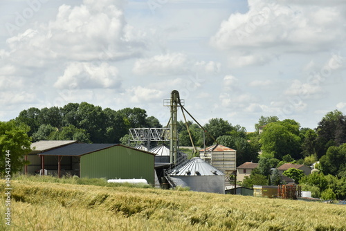 L'un des sites de traitement et stockages à grains près du bourg de Vendoire au Périgord Vert 