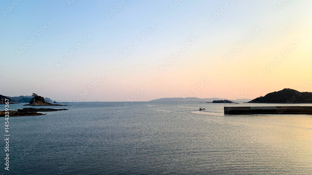 Fototapeta premium 佐世保の夕焼けに染まる海岸風景