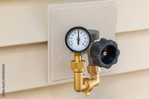 Bild auf Leinwand Testing home water pressure on outdoor faucet