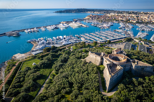 Foto Aerial view of Fuerte Cuadrado in Antibes, France with Mega Yachts in the Marina