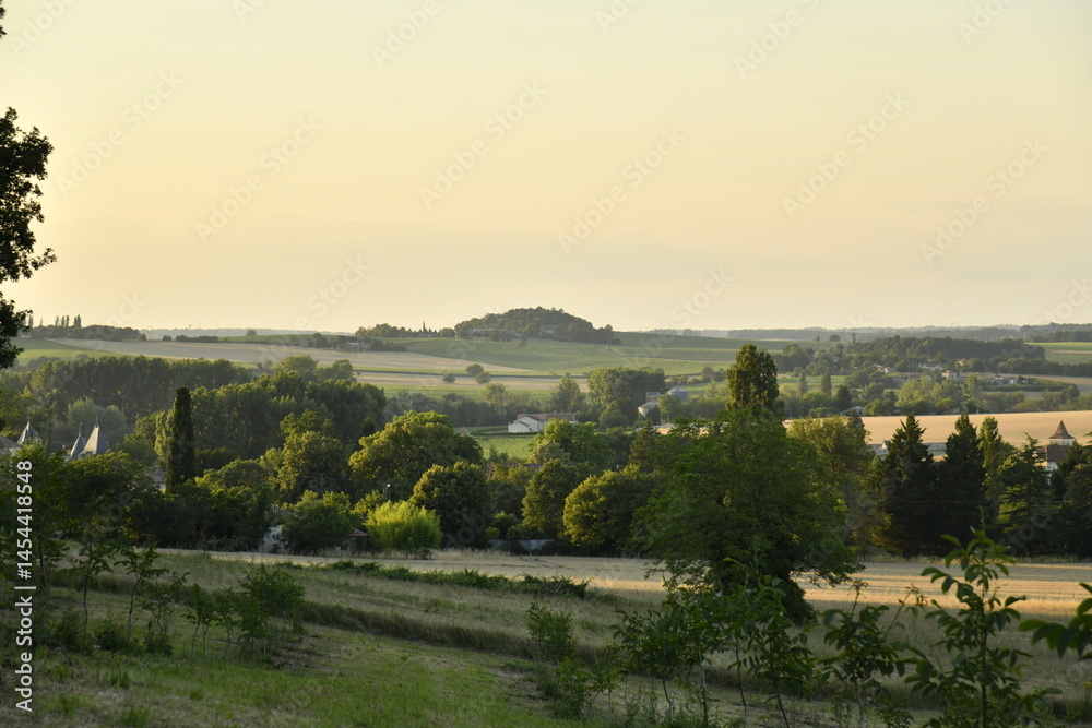 Fototapeta premium Coucher de soleil sur un paysage rural près du bourg de Champagne au Périgord Vert 