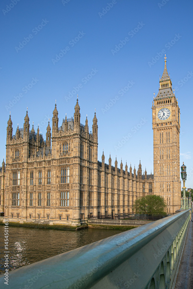 Obraz premium The Iconic and Remarkable View of the Famous Houses of Parliament and Big Ben in London