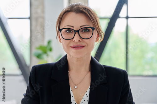 Obraz na płótnie Headshot portrait of middle-aged serious business woman in office w salonie