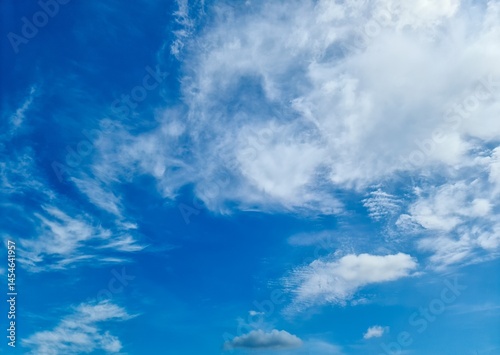 Foto Beautiful blue sky with dramatic white clouds creating relaxing atmosphere