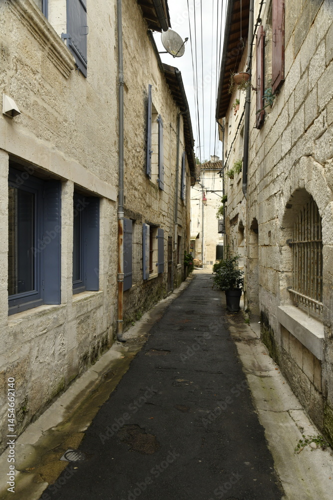 Obraz premium Ruelle typique au centre médiéval de Brantôme au Périgord Vert 
