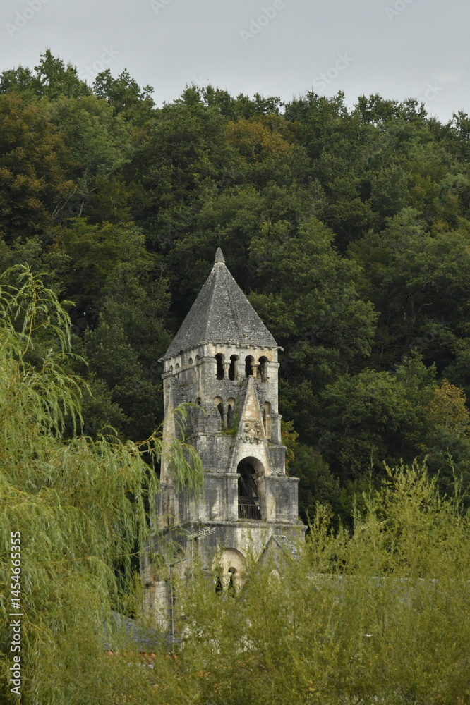 Obraz premium Le clocher de l'ancienne abbaye dominant la végétation luxuriante à Brantôme en Dordogne 
