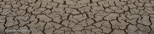 Obraz na płótnie Cracked Earth surface depicting drought and arid natural conditions w salonie