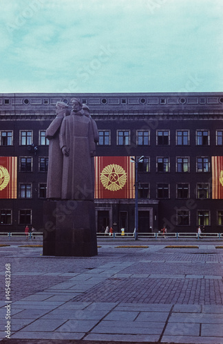 Obraz na płótnie Latvian Riflemen Monument and Soviet-Era Building in Riga w salonie