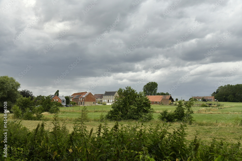 Nuages d'orage en formation au dessus d'un paysage rural à Ghislenghien (Ath) Nuages d'orage en formation au dessus d'un paysage rural à Ghislenghien (Ath)