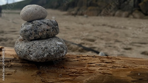 Piedras apiladas haiendo figura sobre un tronco