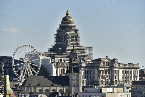 Cuadro en lienzo Vue panoramique vers la ville haute et l'imposant palais de justice à Bruxelles-