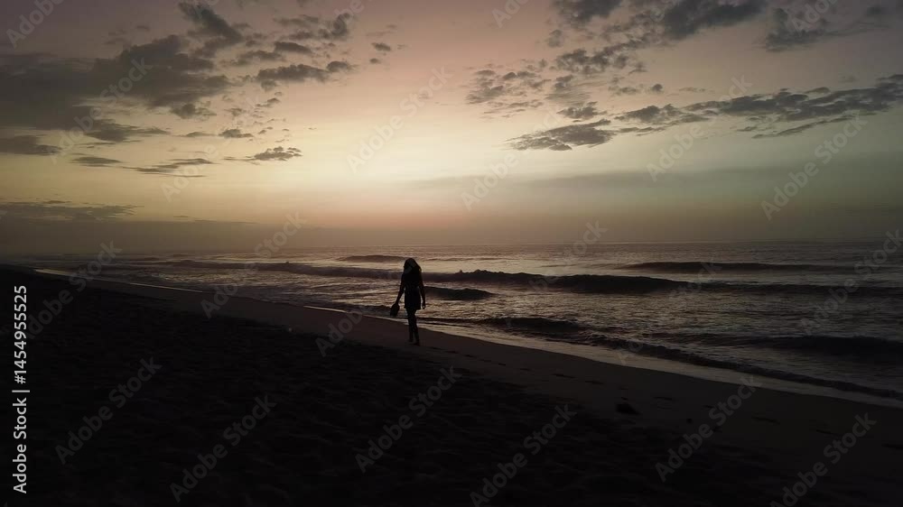 Silhueta na praia ao amanhecer 