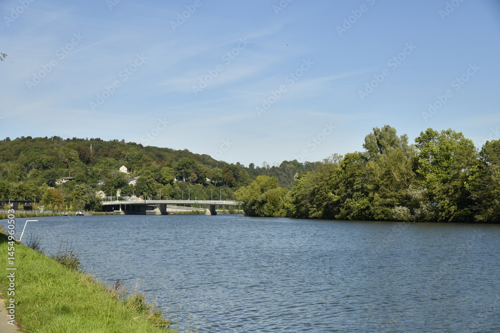 Le pont d'Ahée traversant la Meuse à Yvoir (Dinant) Le pont d'Ahée traversant la Meuse à Yvoir (Dinant)