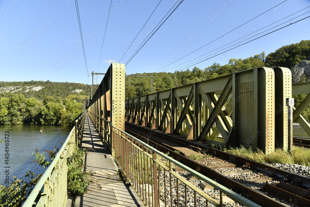 Fototapeta premium Passage étroit pour les piétons sur le pont du chemin de fer à Houx (Yvoir)