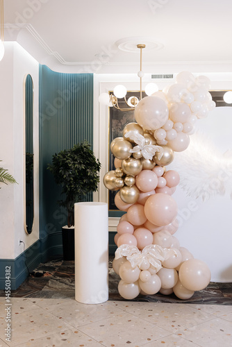 Obraz na płótnie Photo zone for celebrating a child's birthday decorated with helium balloons. Children's photo zone for the first birthday with balloons and a cake. w salonie