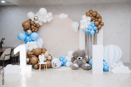 Obraz na płótnie Large photo zone for a children's birthday party with helium white balloons. Bright celebration of a children's birthday party with blue balloons. w salonie