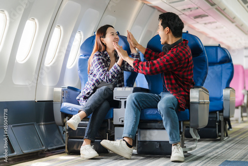 Obraz na płótnie Couple Celebrating on Airplane Flight w salonie