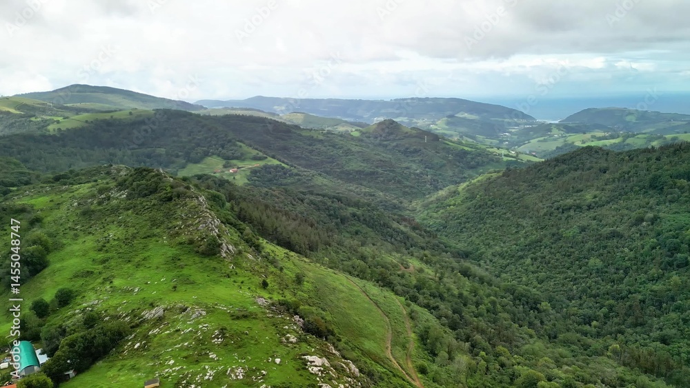 Naklejka premium A Stunning Verde Mountainscape Offering a Breathtaking View Overlooking the Vast Ocean