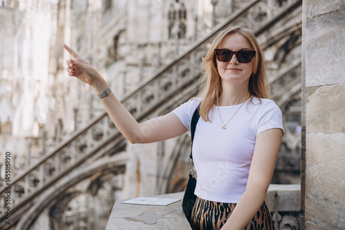 Obraz na płótnie Female traveler standing on the rooftop of Duomo cathedral in Milan. Having great vacations in Milan w salonie