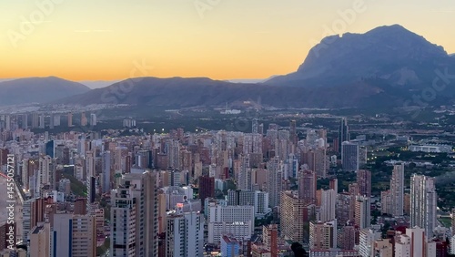 Φωτογραφία A breathtaking view of a stunning coastal cityscape as the sun rises over the ho