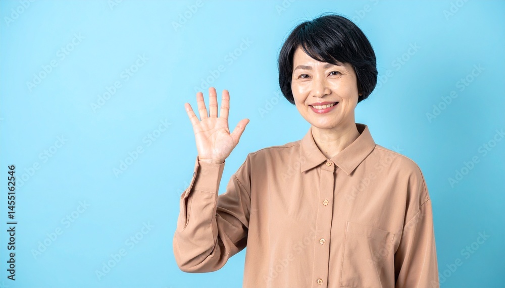 50代女性が「こんにちは」と話しかける姿、明るいブラウンのシャツとショートヘア、マットなスカイブルー背景が親しみやすく穏やかな印象
50代女性が「こんにちは」と話しかける姿、明るいブラウンのシャツとショートヘア、マットなスカイブルー背景が親しみやすく穏やかな印象