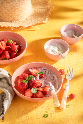 Obraz na płótnie Tasty and creamy strawberries as a summer snack. w salonie