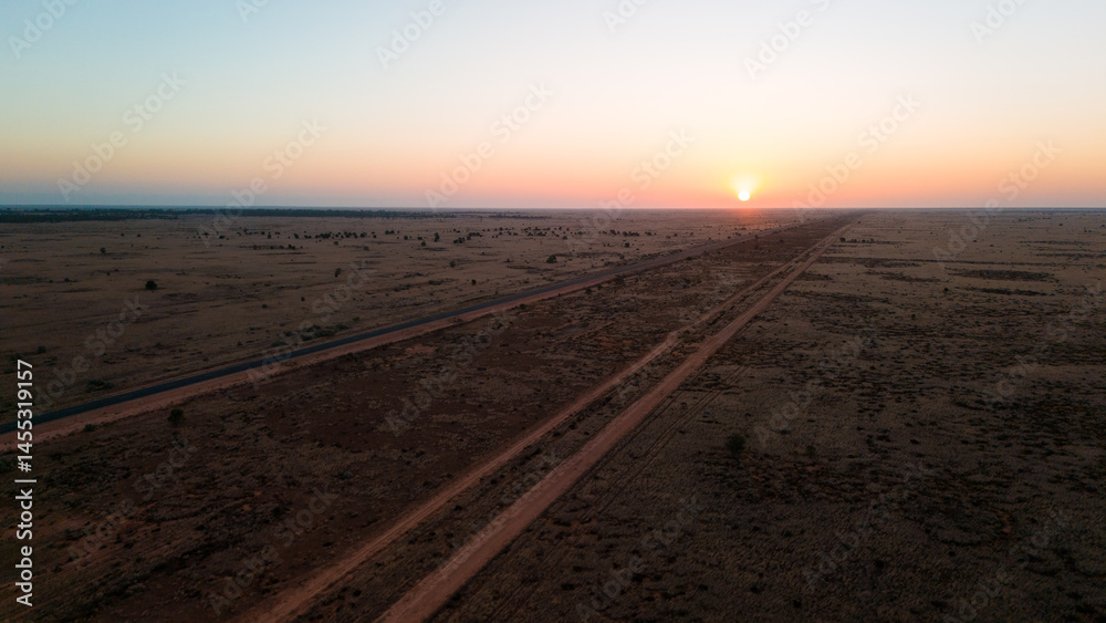 Naklejka premium Railroad tracks in the sunset