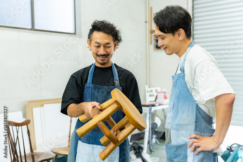 椅子を持ち話す二人