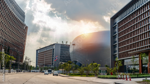 Canvas Print Structural glass facade curving roof of fantastic office building at the center of bangkok building