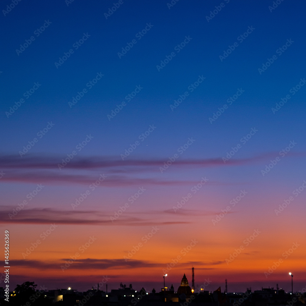 Fototapeta premium Vibrant Sunset over City Skyline