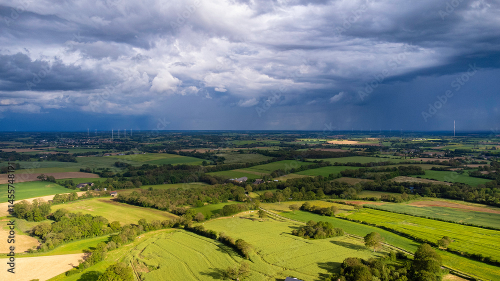 Fototapeta premium Orages et ciel menaçant sur la campagne en Bretagne 