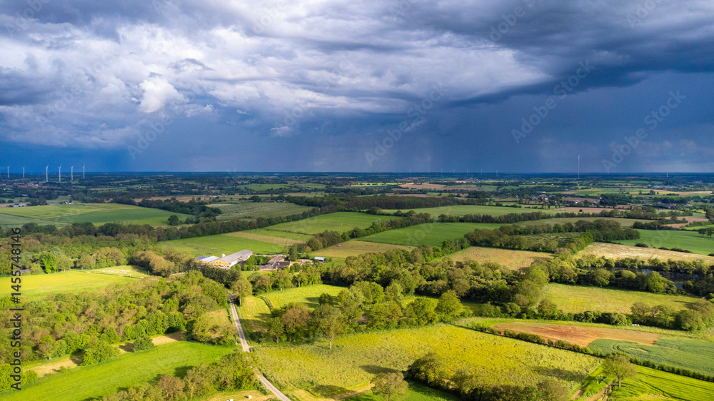 Fototapeta premium Orages et ciel menaçant sur la campagne en Bretagne