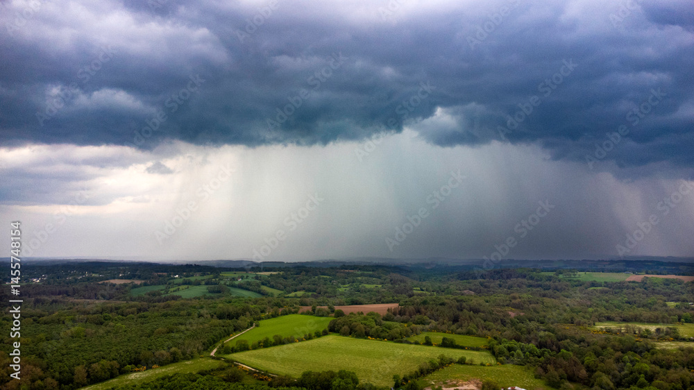 Fototapeta premium Orages et ciel menaçant sur la campagne en Bretagne 