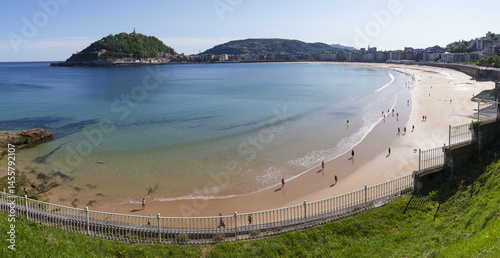 Obraz na płótnie La Concha Bay, in the city of Donostia-San Sebastian, is a true paradise where beach and natural beauty meet. w salonie