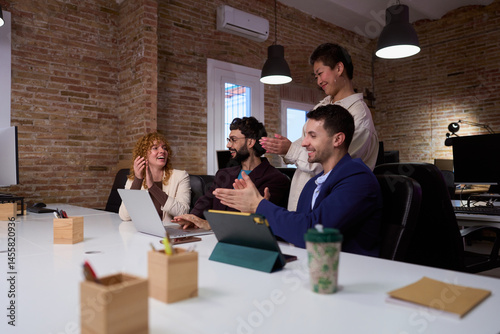 Foto Happy business team clapping, celebrating success in modern office