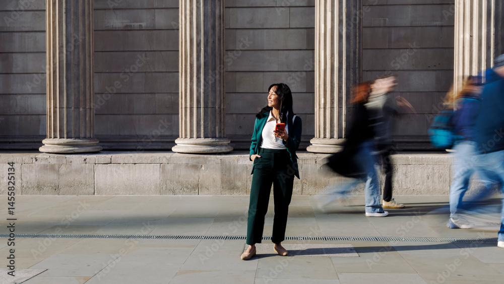 © Westend61 - woman, business, businesswoman, smartphone, rush, street, walking, blurred, motion, building, architecture, columns © Westend61 - woman, business, businesswoman, smartphone, rush, street, walking, blurred, motion, building, architecture, columns