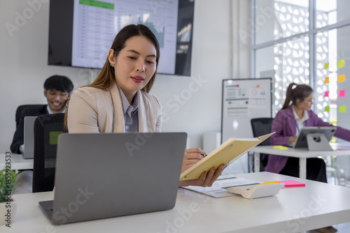 the atmosphere of the company's employees working together, the finance department staff work with the accounting department, a group of businessmen are exchanging insights with each other