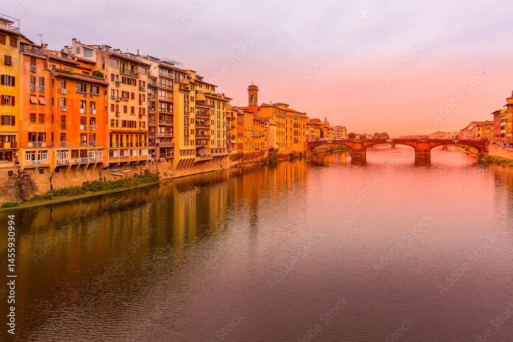 Fototapeta premium River Arno and bridge, Florence, Italy