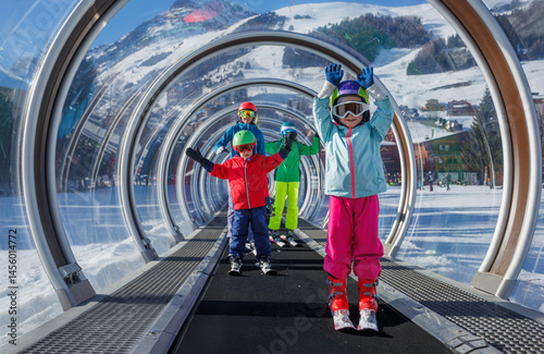 Obraz na płótnie Several people kids and adults skiers in transparent tunnel lift w salonie