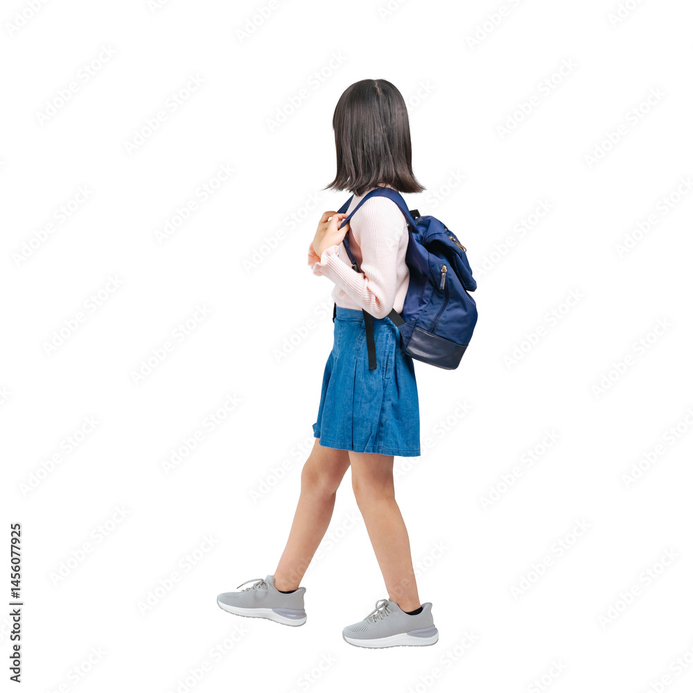 リュックを背負って横向きに歩く小学生の女の子 手作業で精密に切り抜いた背景透過全身写真PNG