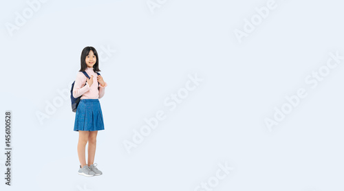 笑顔でリュックを背負う小学生の女の子の全身写真（切り抜き背景透過PNGも販売しております。↓作成者リンクから「PNG」で検索してください）