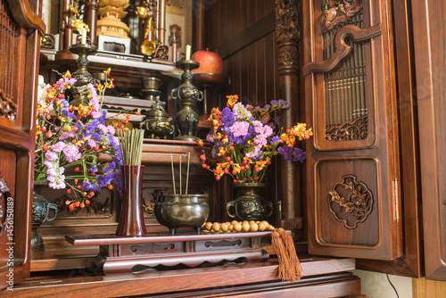 日本のお仏壇　仏花と数珠と線香の煙